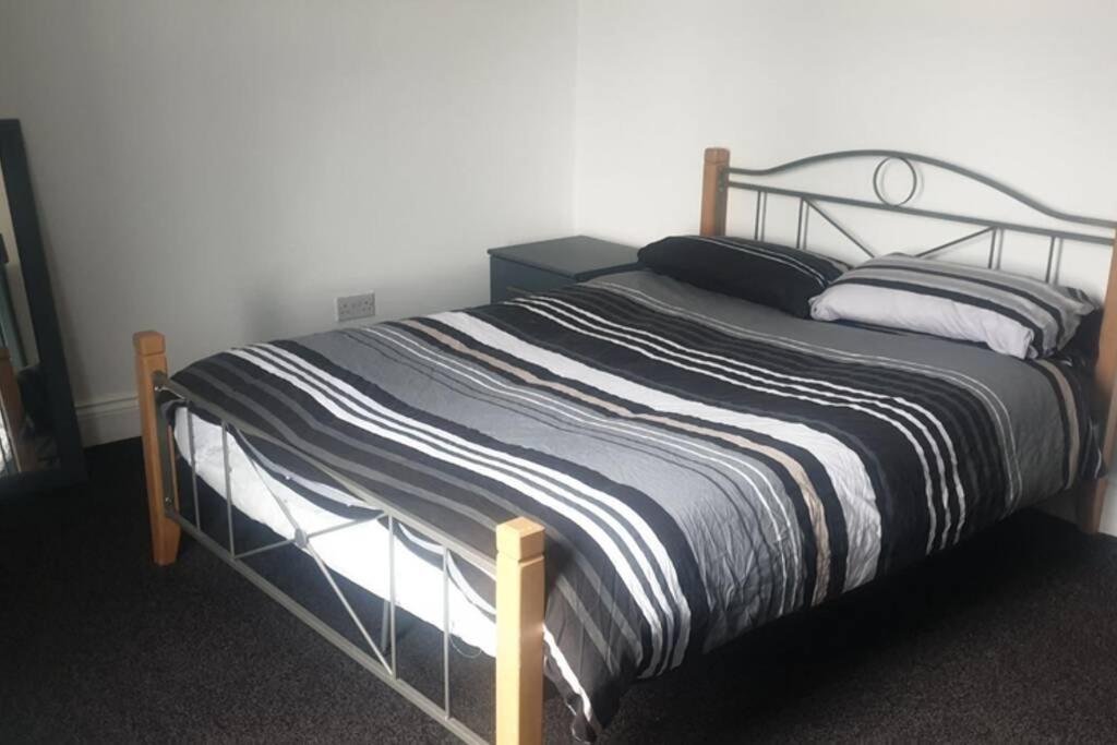 Hullidays - Side Lg 4 Bed House