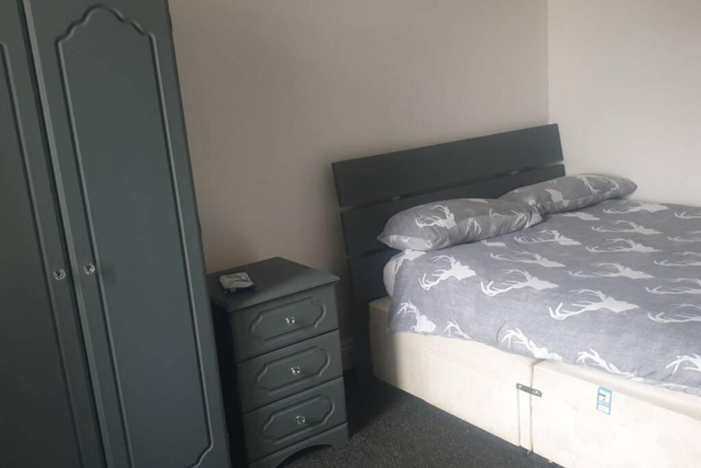 Apartment Hullidays - Side Lg 4 Bed House Kingston upon Hull